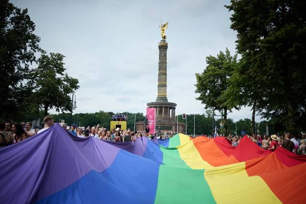 Berlin, CSD- Pride Parade Eindrücke vom der Christopher Street Day (CSD) - Pride Parade am 27.07.2024 unter dem Motto Nur gemeinsam stark - für Demokratie und Vielfalt in Berlin. Berlin Berlin Deutschland *** Berlin, CSD Pride Parade Impressions of the Christopher Street Day CSD Pride Parade on 27 07 2024 under the motto Only strong together for democracy and diversity in Berlin Berlin Berlin Germany