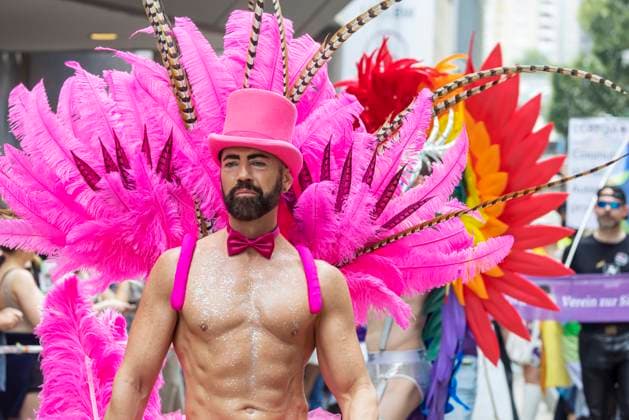 Bilder des Jahres 2024, News 07 Juli News Themen der Woche KW 30 News Bilder des Tages Christopher Street Day in Stuttgart 2024. Mit 150 Formationen erlebt die Landeshauptstadt die größte CSD-Demo aller Zeiten. Sie setzt ein Zeichen für Vielfalt, Respekt, Akzeptanz und Gleichberechtigung. Rund 300.000 Menschen verfolgten den Umzug vom Straßenrand. Diesjähriges Motto Vielfalt leben. Jetzt erst recht! 27.07.2024: Stuttgart, Baden-Württemberg, Deutschland *** Christopher Street Day in Stuttgart 2024 With 150 formations, the state capital experiences the largest CSD demonstration of all time It sets an example for diversity, respect, acceptance and equality Around 300,000 people followed the parade from the roadside This years motto Living diversity Now more than ever 27 07 2024 Stuttgart, Baden Württemberg, G