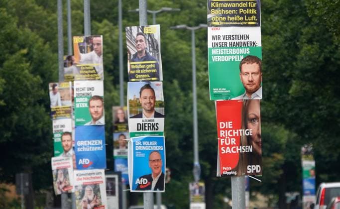 Wahlplakate beschmiert 27.07.2024, Chemnitz, Landtagswahl in Sachsen am 01.09.2024. Die Parteien und Organisationen aller politischer Strömungen hängen ihre Wahlplakate seit einigen Tagen auf. Die Verrohung des Wahlkampfes unter Teilen der Wähler nimmt zu. Es scheint keine Grenzen bei der Diffamierung des politischen Gegners zu geben. Das zeigen auch die neuesten Angriffe auf die Plakate. Mit Sprüchen und beleidigenden Schmierereien finden die Beleidigungen keine Grenzen. Dutzende Plakate an der Zschopauer Straße, Clausstraße und anderen beschmiert. *** Election posters smeared 27 07 2024, Chemnitz, State election in Saxony on 01 09 2024 The parties and organizations of all political currents have been putting up their election p