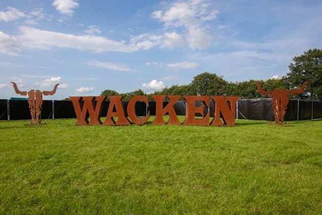 Bilder des Jahres 2024, News 07 Juli News Themen der Woche KW 30 Wacken Open Air 2024 - Samstag vor den Sturm der Fans am Stonntag und den ersten Metalheads. Am Sonntage Vormittag öffnen die Campingflächen für 85.000 erwartete Fans, dennoch füllt sich das Dorf bereits mit Leben. Am Samstag vor der Anreise scheint die Sonne und die letzten Arbeiten werden verrichtet Wacken Schleswig Holstein Deutschland 353A8116 *** Wacken Open Air 2024 Saturday before the storm of fans on Sunday and the first metalheads On Sunday morning, the camping areas open for 85,000 expected fans, but the village is already filling up with life On Saturday before the arrival, the sun is shining and the last work is being done Wacken Schleswig Holstein Germany 353A8116