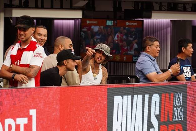 Celebrity Arsenal fan Justin Bieber watches Arsenal v Manchester United in the Rivals in Red match at SoFi Stadium Celebrity Arsenal fan Justin Bieber watches Arsenal v Manchester United in the Rivals in Red match at SoFi Stadium, Los Angeles, USA, on 27 July 2024., Credit:Jerry Perez Avalon  Copyright: xJerryxPerezx xAvalonx 0893240067