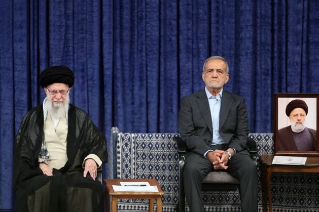 Bilder des Jahres 2024, News 07 Juli News Themen der Woche KW 30 News Bilder des Tages Iran, neuer Präsident Massud Peseschkian - Amtseinführung in Teheran July 28, 2024, Tehran, Iran: Iranian Supreme Leader Ayatollah ALI KHAMENEI (L) and Iran s President-elect MASOUD PEZESHKIAN (R) attend during the new president s endorsement ceremony in Tehran. On July 28, 2024, Iran s Supreme Leader, Ayatollah Ali Khamenei, officially endorsed Masoud Pezeshkian, a reformist, as the Islamic Republic s ninth president following snap elections earlier this month. Pezeshkian received the official endorsement letter from the Iranian Supreme Leader on the same day and will be sworn in before parliament on July 30. Tehran Iran - ZUMAi98_ 20240728_zih_i98_010 Copyright: xIranianxSupremexLeader SxOfficex