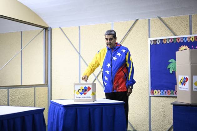 Bilder des Jahres 2024, News 07 Juli News Themen der Woche KW 30 News Bilder des Tages Venezuela, Präsidentschaftswahlen (240728) -- CARACAS, July 28, 2024 -- Venezuelan President Nicolas Maduro votes during the presidential election in Caracas, Venezuela, July 28, 2024. Election process begins to choose the next president of Venezuela. ) Photo Flash Election process begins to choose the next president of Venezuela LixMuzi 