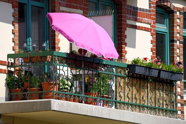 Balkon mit Sonnenschirm in Rothenburgsort, Hamburg, Deutschland *** Balcony with parasol in Rothenburgsort, Hamburg, Germany ** NUR FUER REDAKTIONELLE ZWECKE ** EDITORIAL USE ONLY **