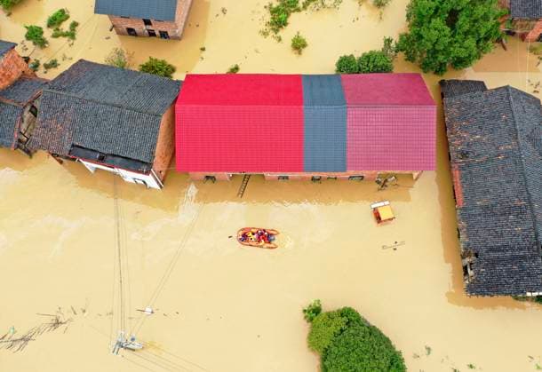 Bilder des Jahres 2024, News 07 Juli News Themen der Woche KW 30 News Bilder des Tages (240728) -- CHANGSHA, July 28, 2024 -- An aerial drone photo taken on July 28, 2024 shows rescuers relocating residents at Jingtang Village of Zixing City, central China s Hunan Province. The residual winds from Typhoon Gaemi continue to bring heavy rains to many places in Hunan Province, and local authorities are actively carrying out rescue and relief work. (Photo by Xinhua) CHINA-HUNAN-TYPHOON GAEMI-RESCUE(CN) LixKe 