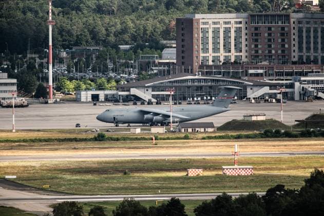 Eine Lockheed C-5B Galaxy der US Air Force (USAF) steht auf dem Rollfeld der Ramstein Air Base. Ramstein-Miesenbach Rheinland-Pfalz Deutschland *** A Lockheed C 5B Galaxy of the US Air Force USAF stands on the tarmac of Ramstein Air Base Ramstein Miesenbach Rhineland Palatinate Germany