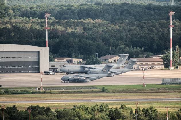 Transportmaschinen der US-Airforce stehen auf dem Rollfeld der Ramstein Air Base. Ramstein-Miesenbach Rheinland-Pfalz Deutschland *** US Air Force transport aircraft on the tarmac at Ramstein Air Base Ramstein Miesenbach Rhineland-Palatinate Germany