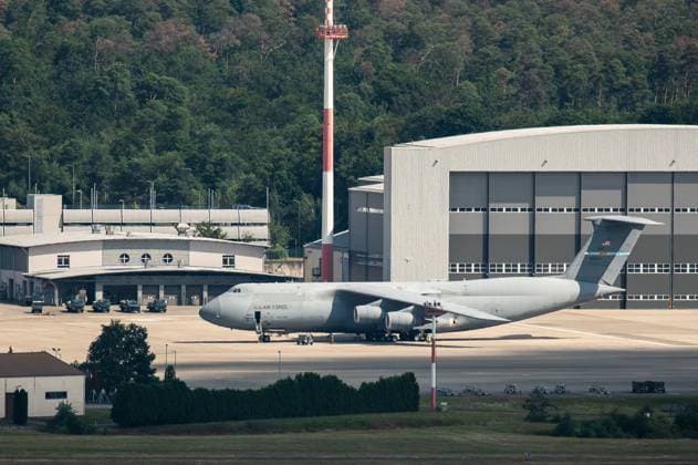Eine Lockheed C-5B Galaxy der US Air Force (USAF) steht auf dem Rollfeld der Ramstein Air Base. Ramstein-Miesenbach Rheinland-Pfalz Deutschland *** A Lockheed C 5B Galaxy of the US Air Force USAF stands on the tarmac of Ramstein Air Base Ramstein Miesenbach Rhineland Palatinate Germany
