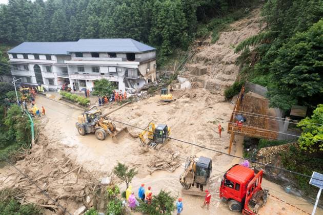 Bilder des Jahres 2024, News 07 Juli News Themen der Woche KW 30 News Bilder des Tages (240728) -- CHANGSHA, July 28, 2024 -- An aerial drone photo taken on July 28, 2024 shows rescuers working at the landslide site in Yuelin Village of Shouyue Town in Hengyang City, central China s Hunan Province. Fifteen people were dead and six others injured after a rain-triggered landslide hit a village in central China s Hunan Province, the provincial emergency command center said Sunday. The landslide hit Yuelin Village in the city of Hengyang at approximately 8 a.m. Sunday and washed away part of a residential house. Over 300 rescuers have been dispatched and rescue efforts have concluded. ) (FOCUS)CHINA-HUNAN-HENGYANG-LANDSLIDE-DEATH TOLL (CN) ChenxSihan 