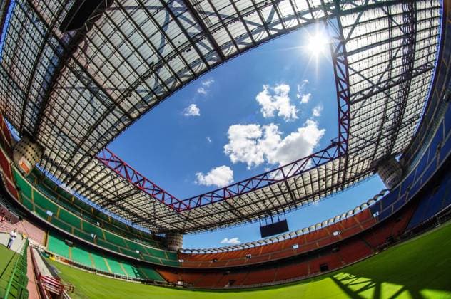 Symbolbild San Siro Stadion, Mailand, Italien, Fußballstadion, Innenansicht, Dachkonstruktion, blauer Himmel, Sonnenschein, Tribünen, grünes Spielfeld, berühmtes Stadion, Architektur, Sportstätte, AC Milan, Inter Mailand *** symbolic image San Siro Stadium, Milan, Italy, soccer stadium, interior view, roof construction, blue sky, sunshine, stands, green pitch, famous stadium, architecture, sports facility, AC Milan, Inter Milan Copyright: xArnexAmbergx
