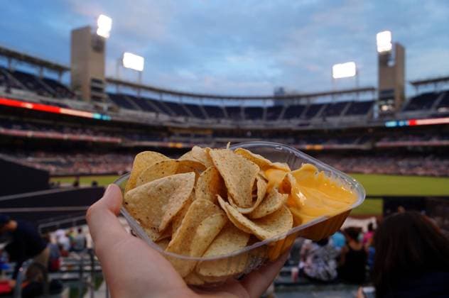 Symbolbild Baseballstadion, Nachos, Käse, Sportveranstaltung, Zuschauer, Snack, Abendessen, Freizeit, Unterhaltung, Flutlicht, Spielfeld, Sportfan, Live-Spiel, Tribüne, Fan-Erlebnis, San Diego, USA, Stadion *** Symbolic image baseball stadium, nachos, cheese, sporting event, spectator, snack, dinner, leisure, entertainment, floodlight, field, sports fan, live game, bleachers, fan experience, San Diego, USA, stadium Copyright: xArnexAmbergx