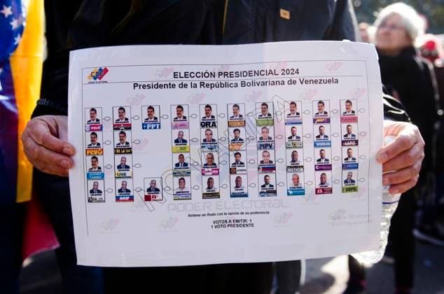 News Themen der Woche KW 30 News Bilder des Tages July 28, 2024, Buenos Aires, Argentina: Poster alluding to the candidates for president of the Venezuelan elections 2024. Dozens of Venezuelans vote at the embassy in Buenos Aires, only 1% of the country s residents are authorized to exercise their civic duty. Buenos Aires Argentina - ZUMAs197 20240728_aaa_s197_141 Copyright: xNehuenxRovediellox