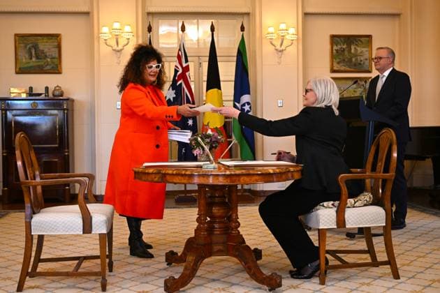 News Bilder des Tages News Themen der Woche KW 30 News Bilder des Tages FEDERAL MINISTRY SWEARING IN, Minister for Indigenous Australians Malarndirri McCarthy is sworn in by Australian Governor-General Sam Mostyn during the Federal ministry swearing in ceremony at Government House in Canberra, Tuesday, July 29, 2024. The reshuffle comes as senior ministers Linda Burney and Brendan O Connor prepare to retire at the next federal election. ( NO ARCHIVING, EDITORIAL USE ONLY, NO USE IN BOOKS WITHOUT CONSENT CANBERRA AUSTRALIAN CAPITAL TERRITORY AUSTRALIA  Copyright: xLUKASxCOCHx 20240729189100760186