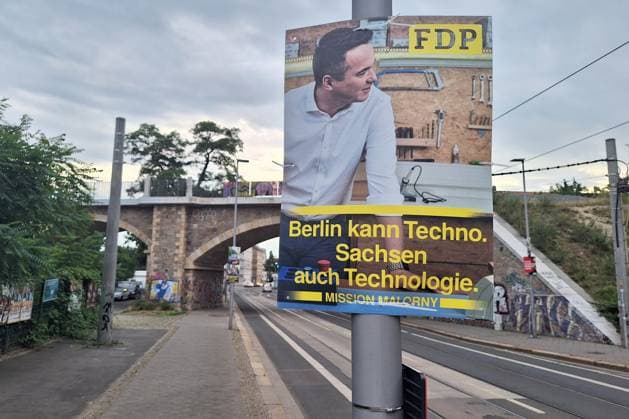 Leipzig, Sachsen, Deutschland, 21.07.2024: Wahlplakate zur Landtagswahl: FDP-Wahlplakat mit Robert Malorny und dem Schriftzug Berlin kann Techni - Sachsen auch Technologie *** Leipzig, Saxony, Germany, 21 07 2024 Election posters for the state election FDP election poster with Robert Malorny and the lettering Berlin can Techni Saxony also technology Copyright: xdtsxNachrichtenagenturx dts_44124