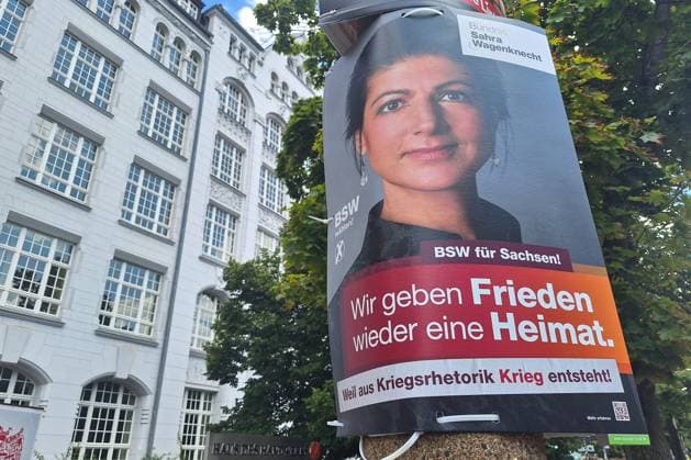 Leipzig, Sachsen, Deutschland, 23.07.2024: Wahlplakate zur Landtagswahl: BSW-Wahlplakat mit Sahra Wagenknecht und dem Schriftzug Wir geben Frieden wieder eine Heimat *** Leipzig, Saxony, Germany, 23 07 2024 Election posters for the state election BSW election poster with Sahra Wagenknecht and the lettering We give peace a home again Copyright: xdtsxNachrichtenagenturx dts_44134
