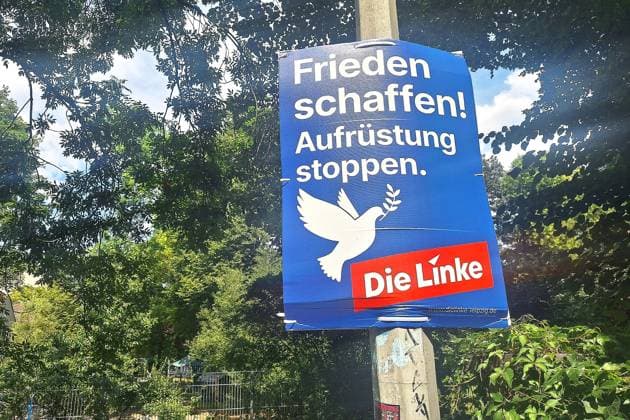 Leipzig, Sachsen, Deutschland, 20.07.2024: Wahlplakate zur Landtagswahl: Linken-Wahlplakat mit dem Schriftzug Frieden schaffen - Aufrüstung stoppen *** Leipzig, Saxony, Germany, 20 07 2024 Election posters for the state election Left-wing election poster with the words Create peace Stop armament Copyright: xdtsxNachrichtenagenturx dts_44136