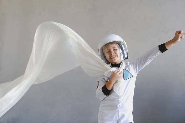 Creative Highlights Symbolbilder Astronaut futuristic kid girl with white full length uniform and helmet. Dream, future, travel and discovery concepr Copyright: imageBROKER DashaxPetrenko ibxiqx10537318.jpg ,model released, Symbolfoto ,property released