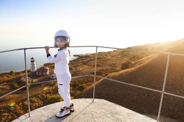 Creative Highlights Symbolbilder Astronaut futuristic kid girl with white full length uniform and helmet wearing silver shoes outdoors. Dream, future, travel and discovery concept Copyright: imageBROKER DashaxPetrenko ibxiqx10537409.jpg ,model released, Symbolfoto ,property released