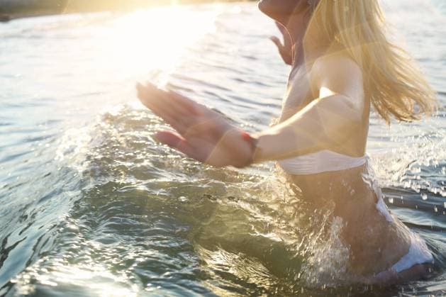 Creative Highlights Symbolbilder Beautiful young blond girl relaxing on a beach of tropical ocean, wearing stylish bikini Copyright: imageBROKER DashaxPetrenko ibxiqx10537533.jpg ,model released, Symbolfoto ,property released
