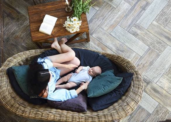 Creative Highlights Symbolbilder Overhead barefoot woman with cute baby relaxing on comfortable couch in cozy room at home Copyright: imageBROKER DashaxPetrenko ibxiqx10539280.jpg ,model released, Symbolfoto ,property released