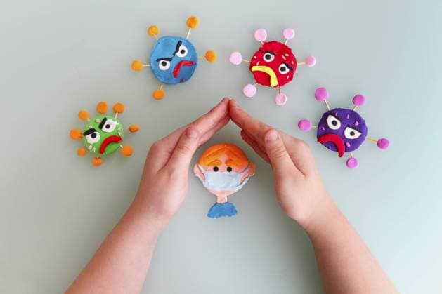 Creative Highlights Symbolbilder Viral epidemic influenza and Coronavirus. Clay characters on yellow background with hands of the kid. Corona virus, covid-19. Care and save concept Copyright: imageBROKER DashaxPetrenko ibxiqx10540289.jpg ,model released, Symbolfoto ,property released