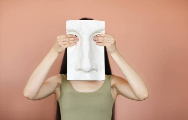 Creative Highlights Symbolbilder Unrecognizable female covering face with ceramic board in shape of human face while standing on pink background in studio Copyright: imageBROKER DashaxPetrenko ibxiqx10541198.jpg ,model released, Symbolfoto ,property released