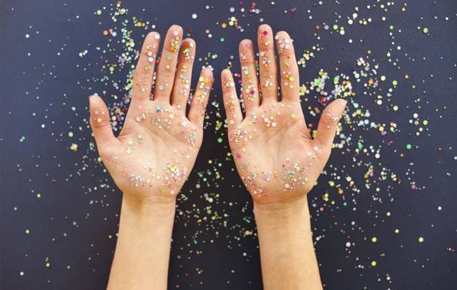 Creative Highlights Symbolbilder Top view of crop anonymous female holding hands over table with colorful confetti Copyright: imageBROKER DashaxPetrenko ibxiqx10541564.jpg ,model released, Symbolfoto ,property released