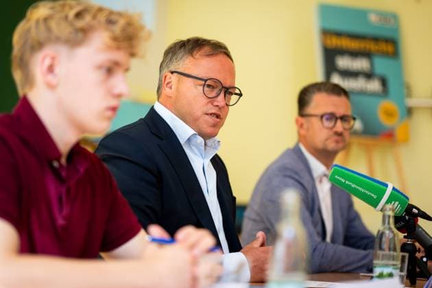 PRESSEKONFERENZ SCHULJAHRESAUFTAKT CDU THÜRINGEN 29 07 2024 - Erfurt: V.l.n.r. der Vorsitzende der Schüler Union Thüringen, Tim Levin Beck, der Spitzenkandidat der CDU Thüringen für die Landtagswahl 2024, Mario Voigt, und Christian Tischner (CDU) in der Pressekonferenz. Pressekonferenz der CDU Thüringen zum Beginn des neuen Schuljahres im Evangelischen Ratsgymnasium in Erfurt. _________________ *** PRESS CONFERENCE SCHOOL YEAR CALL CDU THURINGIA 29 07 2024 Erfurt From left to right