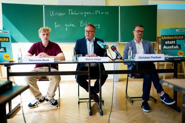 PRESSEKONFERENZ SCHULJAHRESAUFTAKT CDU THÜRINGEN 29 07 2024 - Erfurt: V.l.n.r. der Vorsitzende der Schüler Union Thüringen, Tim Levin Beck, der Spitzenkandidat der CDU Thüringen für die Landtagswahl 2024, Mario Voigt, und Christian Tischner (CDU) in der Pressekonferenz. Pressekonferenz der CDU Thüringen zum Beginn des neuen Schuljahres im Evangelischen Ratsgymnasium in Erfurt. _________________ *** PRESS CONFERENCE SCHOOL YEAR CALL CDU THURINGIA 29 07 2024 Erfurt From left to right