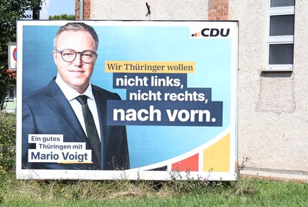 Wahlplakate 28.07.2024, Straussfurt, Wahlplakat zur Landtagswahl am 01.09.2024 in Thueringen im Bild: Grossflaechenplakat der CDU - Mario Voigt - Wir Thueringer wollen nicht links, nicht rechts, nach vorn *** Election posters 28 07 2024, Straussfurt, election poster for the state election on 01 09 2024 in Thuringia in the picture large poster of the CDU Mario Voigt We Thuringians do not want left, not right, forward