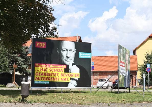 Wahlplakate 28.07.2024, Straussfurt, Wahlplakat zur Landtagswahl am 01.09.2024 in Thueringen im Bild: Grossflaechenplakat der FDP - Thomas L. Kemmerich - Hat schon gearbeitet, bevor er mitgeredet hat, rechts davon ein Grossflaechenplakat Die LINKE - Bodo Ramelow *** Election posters 28 07 2024, Straussfurt, election poster for the state election on 01 09 2024 in Thuringia in the picture large billboard poster of the FDP Thomas L Kemmerich Has already worked before he talked, on the right a large billboard poster The LINKE Bodo Ramelow