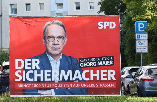 Wahlplakate 28.07.2024, Soemmerda, Wahlplakat zur Landtagswahl am 01.09.2024 in Thueringen im Bild: Grossflaechenplakat der SPD - Klar und deutlich - Georg Maier - Der Sichermacher - bringt 1800 Polizisten auf unsere Strassen *** Election posters 28 07 2024, Soemmerda, Election poster for the state election on 01 09 2024 in Thuringia in the picture Large poster of the SPD Clear and clear Georg Maier Der Sichermacher bringt 1800 Polizisten auf unsere Straßen