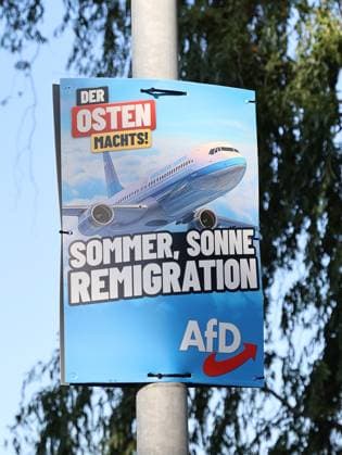 Wahlplakate 28.07.2024, Frohndorf, Wahlplakat zur Landtagswahl am 01.09.2024 in Thueringen im Bild: Wahlplakat der AfD - Der Osten machts - Sommer, Sonne, Remigration - zu sehen ist ein Flugzeug *** Election posters 28 07 2024, Frohndorf, election poster for the state election on 01 09 2024 in Thuringia in the picture election poster of the AfD Der Osten machts Sommer, Sonne, Remigration to see is an airplane