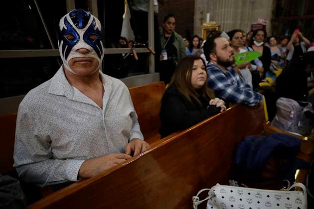 Relics Of St. Jude Thaddeus Arrive In Mexico Atlantis, a wrestler, is observing the relics of St. Jude Thaddeus while wearing a mask inside the Metropolitan Cathedral in Mexico City, Mexico, on Month, Day, Year . This work is being carried out jointly by the Primate Archdiocese of Mexico and Dr. Simi s Foundation. The relic is of the first degree, as it is the bone of one of the saint s arms, venerated by millions of faithful throughout the world of Catholicism. Mexico City Mexico City Mexico  Copyright: xGerardoxVieyrax originalFilename: vieyra-notitle240729_npnWq.jpg