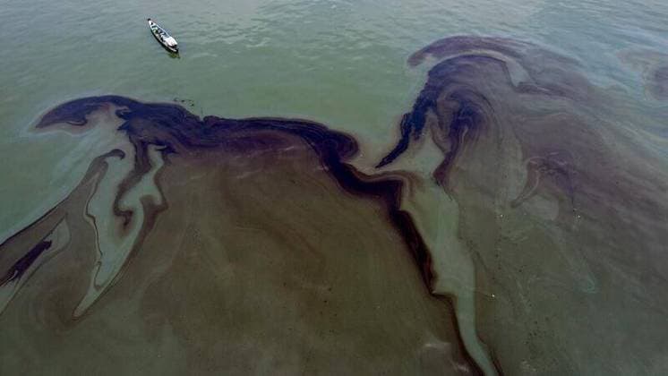 News Themen der Woche KW31 News Bilder des Tages Tanker carrying 1.4 MILLION litres of oil capsizes in ocean Story from Jam Press (Oil Spill) Pictured: Video grab of the tanker that capsized with 1.4 million litres of oil into the ocean. Tanker carrying 1.4 MILLION litres of oil capsizes in ocean A giant tanker has capsized - spilling tones of thick oil into the ocean. The MT Terranova was carrying 1.4 million litres of industrial oil. The boat left Bulacan, in the Philippines, on Sunday (28 July) to make its way across the Pacific Ocean. But not long after setting sail, it capsized in the waters of Hagonoy, as reported by What s The Jam. A thick layer of oil was sent billowing out across the water™s surface. It is now approximately 4km from the coastline, threatening both anim  Copyright: xJamxPressxVid xNoelxCelisx xGreenpeace
