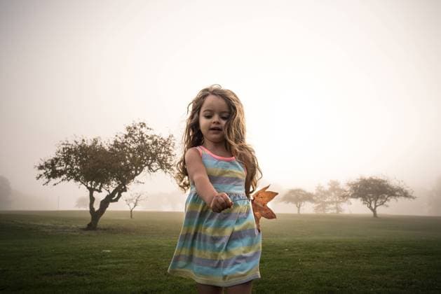 Creative Highlights Symbolbilder Little girl holding big orange maple leaf in fog Wooster, Ohio, United States CR_JOKU240726C2-1472752-01 ,model released, Symbolfoto