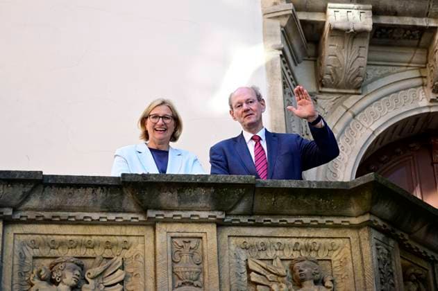 Anke Rehlinger und Harald Baumann-Hasske bei einer Sightseeing-Tour durch die Görlitzer Altstadt, hier an der Rathaustreppe, einer Touristenattraktion am Untermarkt, anläßlich einer Wahlkampfveranstaltung der SPD zur Landtagswahl in Sachsen. Görlitz, 29.07.2024 *** Anke Rehlinger and Harald Baumann Hasske on a sightseeing tour through the old town of Görlitz, here at the town hall steps, a tourist attraction on the Untermarkt, on the occasion of an SPD election campaign event for the state elections in Saxony Görlitz, 29 07 2024 Foto:xM.xWehnertx xFuturexImagex rehlinger_4706