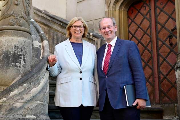 Anke Rehlinger und Harald Baumann-Hasske bei einer Sightseeing-Tour durch die Görlitzer Altstadt, hier an der Rathaustreppe, einer Touristenattraktion am Untermarkt, anläßlich einer Wahlkampfveranstaltung der SPD zur Landtagswahl in Sachsen. Görlitz, 29.07.2024 *** Anke Rehlinger and Harald Baumann Hasske on a sightseeing tour through the old town of Görlitz, here at the town hall steps, a tourist attraction on the Untermarkt, on the occasion of an SPD election campaign event for the state elections in Saxony Görlitz, 29 07 2024 Foto:xM.xWehnertx xFuturexImagex rehlinger_4709