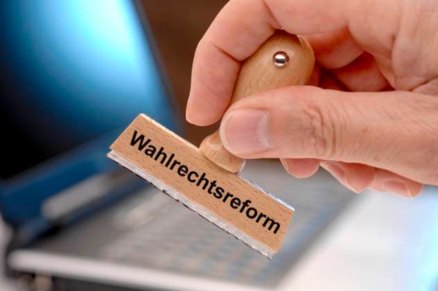 Wahlrechtsreform Ein Holzstempel ist beschriftet mit dem Aufdruck: Wahlrechtsreform *** Electoral law reform A wooden stamp is inscribed with the words electoral law reform