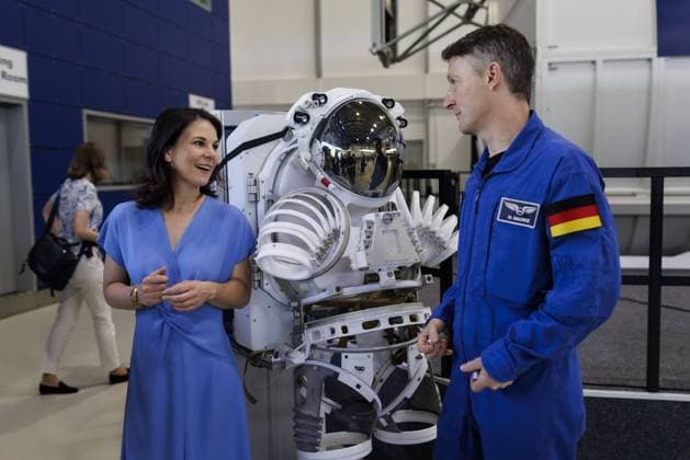 News Themen der Woche KW31 News Bilder des Tages Annalena Baerbock (Buendnis 90 Die Gruenen), Bundesaussenministerin, und Matthias Maurer, deutscher Astronaut, aufgenommen im Rahmen eines Besuchs des Europaeischen Astronautenzentrums der European Space Agency (ESA) waehrend der Deutschlandreise der Aussenministerin in Troisdorf, 30.07.2024. Fotografiert im Auftrag des Auswaertigen Amtes. Troisdorf Deutschland *** Annalena Baerbock Buendnis 90 Die Gruenen , Federal Foreign Minister, and Matthias Maurer, German astronaut, photographed during a visit to the European Astronaut Center of the European Space Agency ESA during the Foreign Ministers trip to Germany in Troisdorf, 30 07 2024 Photographed on behalf of the Federal Foreign Office Troisdorf Germany Copyright: xKiraxHofmannxAAxphotothek.dex