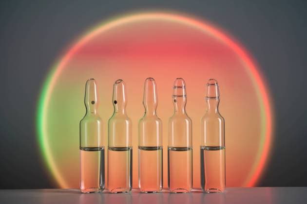 IMAGO Creative, Naturkosmetik Ampoules for injection against the background of a bright orange circle. Several ampoules for injection with medicines against the background of a bright orange circle. High quality photo. Copyright: xZoonar.com borisovaxmarevgennax 21674667