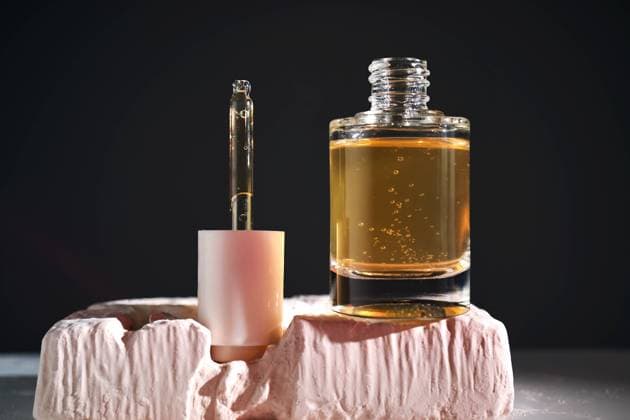 IMAGO Creative, Naturkosmetik Bottle with yellow serum in Steel Life. Bottle with yellow serum in Steel Life. High quality photo. Copyright: xZoonar.com borisovaxmarevgennax 21688083