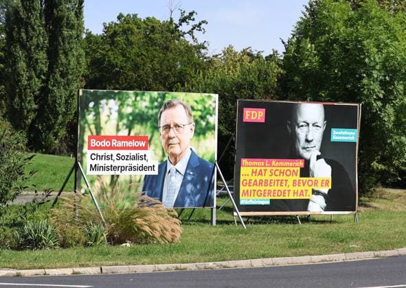 Wahlplakate 31.07.2024, Schoendorf, Wahlplakate zur Landtagswahl am 01.09.2024 in Thueringen im Bild: Grossflaechenplakat Die LINKE - Bodo Ramelow - Christ, Sozialist, Ministerpraesident, daneben ein Grossflaechenplakat der FDP - Thomas L. Kemmerich - Hat schon gearbeitet, bevor er mitgeredet hat *** Election posters 31 07 2024, Schoendorf, election posters for the state election on 01 09 2024 in Thuringia in the picture large poster The LINKE Bodo Ramelow Christian, Socialist, Prime Minister, next to it a large poster of the FDP Thomas L Kemmerich Has already worked before he has joined in the conversation