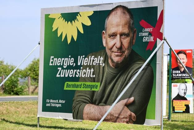 Wahlplakate 31.07.2024, Grossobringen, Wahlplakate zur Landtagswahl am 01.09.2024 in Thueringen im Bild: Grossflaechenplakat Buendis 90 Die Gruenen - Bernhard Stengele - Energie, Vielfalt, Zuversicht , dahinter an einem Bauzaun Wahlplakate der SPD und FDP *** Election posters 31 07 2024, Grossobringen, election posters for the state election on 01 09 2024 in Thuringia in the picture large billboard poster Buendis 90 Die Gruenen Bernhard Stengele Energie, Vielfalt, Zuversicht , behind it on a construction fence election posters of the SPD and FDP