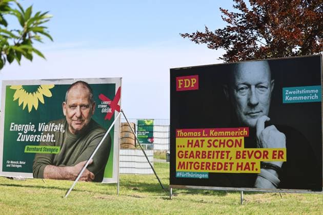 Wahlplakate 31.07.2024, Grossobringen, Wahlplakate zur Landtagswahl am 01.09.2024 in Thueringen im Bild: Grossflaechenplakat Buendis 90 Die Gruenen - Bernhard Stengele - Energie, Vielfalt, Zuversicht und ein Grossflaechenplakat der FDP - Thomas L. Kemmerich - Hat schon gearbeitet, bevor er mitgeredet hat *** Election posters 31 07 2024, Grossobringen, Election posters for the state election on 01 09 2024 in Thuringia in the picture Large billboard poster Buendis 90 Die Gruenen Bernhard Stengele Energy, diversity, confidence and a large billboard poster of the FDP Thomas L Kemmerich Has already worked before he joined in the conversation