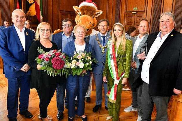 Presentation of the Best Showman Award in Crange in Herne FOR EDITORIAL PURPOSES ONLY p Showman President Albert Ritter, Elli Krenz, Patrick Are Copyright: JürgenxTheobald doc7wje26derplzyijnag ,EDITORIAL USE ONLY Copyright: JürgenxTheobald