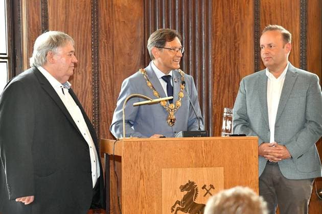 Presentation of the Showman Award Best on Crange in Herne FOR EDITORIAL PURPOSES ONLY EDITORIAL USE ONLY p Lord Mayor Dr Frank Dudda presents the award to Klaus, left, and Kristoffer Krenz for their ice cream confectionery Schmalhaus at the presentation of the Showman Award Best on Crange on 31 07 Copyright: JürgenxTheobald doc7wje248t0zm17gzdillg ,EDITORIAL USE ONLY Copyright: JürgenxTheobald