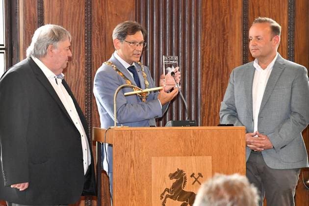 Presentation of the Showman Award Best on Crange in Herne FOR EDITORIAL PURPOSES ONLY EDITORIAL USE ONLY p Lord Mayor Dr Frank Dudda presents the award to Klaus, left, and Kristoffer Krenz for their ice cream confectionery Schmalhaus at the presentation of the Showman Award Best on Crange on 31 07 Copyright: JürgenxTheobald doc7wje248tw6014pr7dbp ,EDITORIAL USE ONLY Copyright: JürgenxTheobald