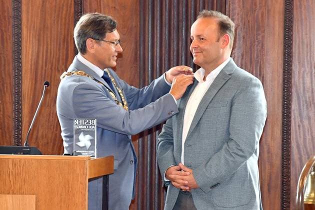 Presentation of the Showman Award Best on Crange in Herne FOR EDITORIAL PURPOSES ONLY EDITORIAL USE ONLY p Lord Mayor Dr Frank Dudda decorates award winner Kristoffer Krenz with a medal of honor at the presentation of the Showman Award Best on Crange on 31 07 2024 in the large hall of the town hall at Friedrich Ebert Platz 2 in Copyright: JürgenxTheobald doc7wje24fk4egido9ofe1 ,EDITORIAL USE ONLY Copyright: JürgenxTheobald