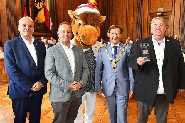 Presentation of the Showman Award Best on Crange in Herne FOR EDITORIAL PURPOSES ONLY p Showman President Albert Ritter, award winner Kristoffer Krenz, the fairground mascot, Mayor Dr. Frank Dudda and award winner Klaus Krenz, from left, are the protag Copyright: JürgenxTheobald doc7wje24i0t2d1gtrmf90q ,EDITORIAL USE ONLY Copyright: JürgenxTheobald
